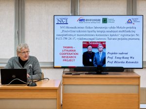 Mokslininkas pristatinėja